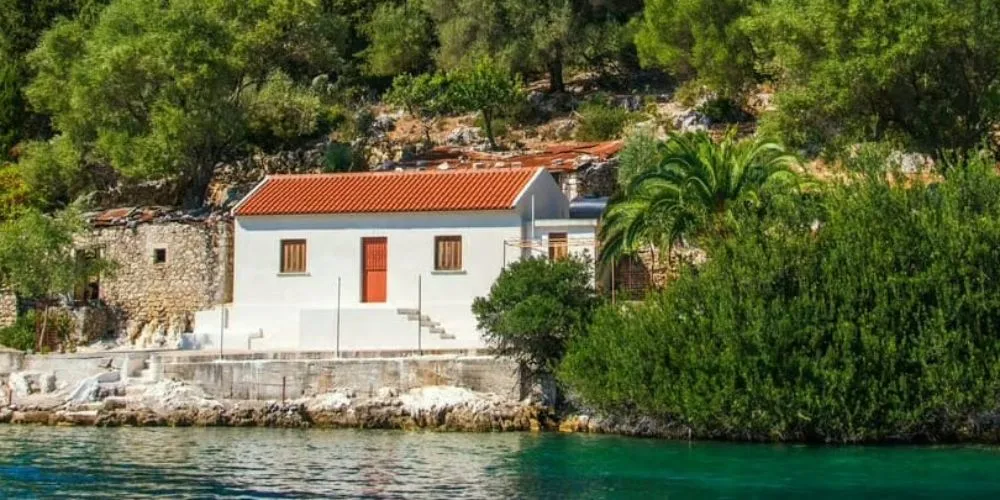 style méditerranéen en espagne : maison au bord de l'eau