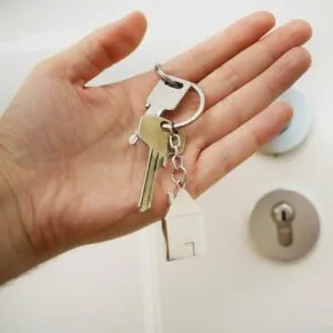 clef dans une main
